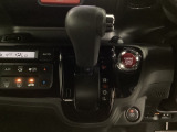 CVT車のセレクトレバーです。低速から高速まで、変速ショックのないスムーズな走りを実現するとともに、エンジン効率のよい領域を維持することで燃費にも貢献します。