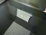 充電用USB端子付き。スマートフォンなどの充電に便利です。