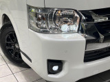 【LEDヘッドライト】悪天候や夜間走行時も良好な視界を確保し安心して運転できる高輝度LEDヘッドライトを装備!点灯速度が早く、消費電力も抑えられています。