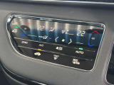 夏でも冬でもお好みの温度に設定しておけば、AUTO ボタンひとつで快適な車内空間へ!風の強さや温度、内外気の切り替えも自動で調整してくれます♪