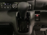 CVT車のセレクトレバーです。低速から高速まで、変速ショックのないスムーズな走りと、エンジン効率のよい領域を維持して燃費にも貢献します。サイドブレーキはスイッチ操作の電子制御パーキングブレーキです。