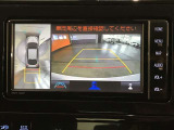パノラミックビューモニター付きです。車両を上から見たような映像をディスプレイオーディオ画面に表示。運転席からの目視だけでは見にくい、車両周辺の状況をリアルタイムでしっかり確認できます。
