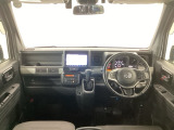 【前方視界】開放的な前方視界!運転がしやすく疲れにくいです♪窓が大きく、見通しがとっても良いおクルマですよ♪