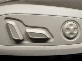 【パワーシート】電動でシートポジションの変更が可能です。手動式より細かくシート設定が可能ですのでより快適な姿勢でドライブを楽しんで頂けるでしょう。