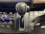 CVT車のセレクトレバーです。低速から高速まで、変速ショックのないスムーズな走りを実現するとともに、エンジン効率のよい領域を維持することで燃費にも貢献します。