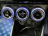 【フルオートエアコン】一度お好みの温度に設定すれば、車内の温度を検知し風量や温度を自動で調整。暑い&hellip;寒い&hellip;と何度もスイッチ操作をする必要はありません。快適な車内空間には必須の機能ですね♪