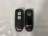 スマートキーを装備しています。鍵を差し込むことなくドアロックの開け閉めと、スタートボタン操作でのエンジンスタートができます。スペアキーも同じものを用意しております。