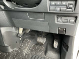 駐車ブレーキは足踏み式です