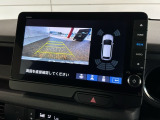 リバースギアに入れるだけで後方の表示へ切り替わります。夜間や雨の日の駐車も楽になりますよ。