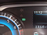 対向車や周囲の状況を判断してハイビーム/ロービームを自動で切り替えます。積極的にハイビームを使い、夜間でも安心して走行できます。