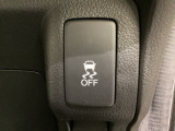 VSA装備車です。VSAはドライバーの操作と車の動きを見守っています。もし車の挙動が乱れたとき、4輪別々にブレーキをかけたり、エンジンパワーをしぼることによって車を安定させます。