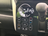 【オートエアコン】一度お好みの温度に設定すれば、車内の温度を検知し風量や温度を自動で調整。暑い&hellip;寒い&hellip;と何度もスイッチ操作をする必要はありません。快適な車内空間には必須の機能ですね♪