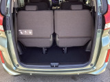 荷室は3列目シートを立てたままでも十分な容量があります。