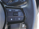 【アダプティブクルーズコントロール】ステアリングのスイッチを操作するとミリ波レーダーで先行車との距離を測定。設定を適切に保ちながら加速・減速、さらに停止まで自動に追従します。