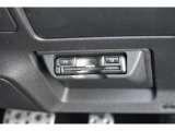 ハンドル下にビルトインETC。車種専用ケースにて装着されており運転の邪魔にもならず高速の乗り降りも楽になります。