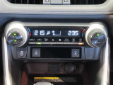 左右独立温度コントロールフルオートエアコンです。運転席、助手席それぞれで独立して温度設定ができます。冷え性の方が乗っても安心ですね♪