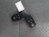 電子キーをポケットやカバンに入れているだけで、ドアの開錠・施錠が行えます。荷物を抱えていてもラクラク開閉です。エンジン始動も行えます。