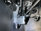 パーキングブレーキは、フットブレーキタイプです。