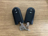 【スマートキー】 スマートキーを携帯していれば、ドアハンドルのボタンを押してロックの解除ができ、パワースライドドアもワンタッチで開閉できます。