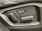 運転席にはパワーシートを装備!シート位置を記憶するメモリー機能付きなのでご夫婦で2名分セットすると便利です♪
