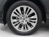 高輝度シルバー塗装された19インチアルミホイールが装着されています。タイヤサイズ225/55R19