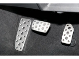 スポーティなデザインのアルミパッドブレーキペダルです。