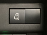 【片側パワースライドドア】片側がパワースライドドアになっており、運転席のスイッチやスマートキーでも開閉が可能です!開口部も広いので乗り降りも楽々♪