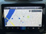 タッチスクリーンをタップするかスワイプするだけですべての機能を呼び出せます。Apple CarPlayおよびAndroid Autoに対応しスマートフォンとのシームレスな 連携も実現。さらに、USBポートを標準装備しています。
