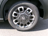 純正アルミホイールです。車にぴったりなデザインで、足元がおしゃれに♪また、スチールホイールに比べ軽いので、車の燃費も良くなりますよ!