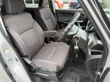 運転席まわりには十分なスペースがあり、大柄な方でもゆったり運転していただける環境です。