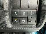 コーナーセンサーを車の前後に装備。障害物までの距離に応じて警告音を変えてお知らせ。縦列駐車時や駐車場・車庫などでの取り回しをサポートします。詳細は販売店スタッフまでおたずねください。