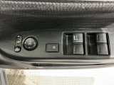 狭い駐車場で便利な電動格納ドアミラーが付いています。