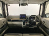 【前方視界】開放的な前方視界!運転がしやすく疲れにくいです♪窓が大きく、見通しがとっても良いおクルマですよ♪