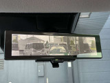 スマートルームミラーは、車両後方に設置されたカメラの映像を、ルームミラーに映し出すことで、死角をなくし、安全性を向上させることができます。また、夜間や雨天時でも、クリアな映像を映し出すことができます。