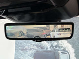 【クリアサイトリアビューモニター】が装備され荷室や後席に乗車してリアガラスが見ずらくなってしまった際にもルーフに付いているカメラでモニターに映し出すことが可能です。