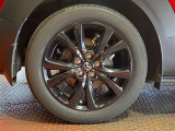 CX-30の足元を飾る純正アルミホイール。この洗練されたスポークデザインが、都市型SUVらしい力強さと気品を両立しています。ボディの美しさがより引き立てられ、走る楽しみを予感させます。