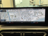 BMWのナビゲーションは操作性も良く、詳細な地図情報と交通状況を見やすく表示し、快適なドライビングをサポートしながら目的地までナビゲートします。