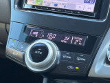 【オートエアコン】一度お好みの温度に設定すれば、車内の温度を検知し風量や温度を自動で調整。暑い&hellip;寒い&hellip;と何度もスイッチ操作をする必要はありません。快適な車内空間には必須の機能ですね♪