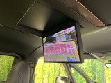 【13.2型有機ELフリップダウン】三列目からでも迫力のエンタメが観れる大画面フリップダウン。有機ELのモニターでは、一般的なフリップダウンよりも高コントラストでキレイな映像を楽しめます。