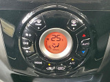 【オートエアコン】一度お好みの温度に設定すれば、車内の温度を検知し風量や温度を自動で調整。暑い&hellip;寒い&hellip;と何度もスイッチ操作をする必要はありません。快適な車内空間には必須の機能ですね♪