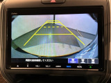 リバースギアに入れるだけで後方の表示へ切り替わります。夜間や雨の日の駐車も楽になりますよ。