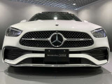 フロントグリル中央に大きく輝くスリーポインテッドスター。メルセデスベンツならではのステータスを強く感じる事ができます