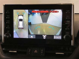 【パノラミックビューモニター】映像で、見づらい車両周辺の確認をアシスト。クルマを真上から見ているような映像を表示。 運転席から確認しにくい車両周囲の状況を把握。