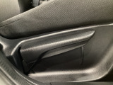 運転席にはドライバーの体型や好みに応じて前後方向だけでなく、高さの調整ができるシートリフターを装備!