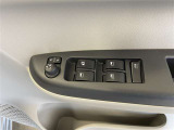 パワーウィンドウスイッチで運転席から全席の窓の開閉ができます♪