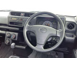 運転席まわりです。 各操作スイッチは使いやすい位置に配置されてます。