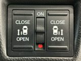 【両側パワースライドドア】両側がパワースライドドアになっており、運転席のスイッチやスマートキーでも開閉が可能です!開口部も広いので乗り降りも楽々♪