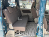 リヤシートも全車消毒済みです。収納時はきれいに収まり、荷台がフラット、広々荷室に。足元には【リヤヒーター】あり。消毒済み。