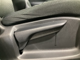 運転席にはドライバーの体型や好みに応じて前後方向だけでなく、高さの調整ができるシートリフターを装備!