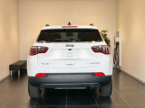 後方から見ると特徴のあるテールランプシンプルにjeepエンブレムが付いてきます。